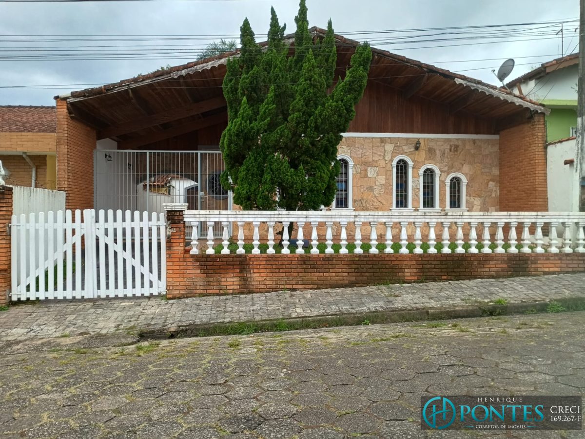 Casa térrea no Centro de Peruíbe — 3 quartos, suíte e churrasqueira